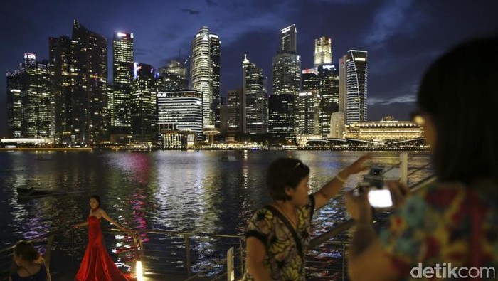 Singapura, Paris maupun Swiss menjadi kota dengan biaya hidup paling mahal sejagat. Berikut 10 kota termahal versi Reuters.