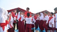 Wajah Jokowi terlihat girang saat bermain ular tangga bersama anak-anak.  (Foto: Foto: Laily Rachev - Biro Pers Setpres)