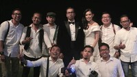 Pada malam harinya, keduanya menggelar resepsi. Keduanya begitu bahagia. Foto: Instagram/ellenterrence/ucup.malik
