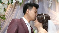 Fendy mencium kening Stella yang baru ia persunting. Foto: Palevi