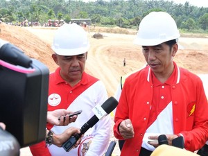 Gaya Jokowi Pakai Jaket The Flash Saat Tinjau Pembangunan Tol