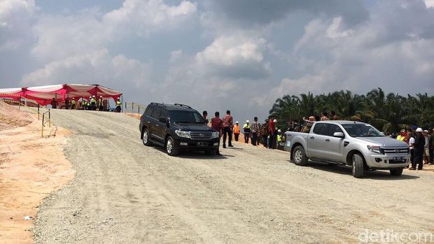 Jokowi Jajal Tol Pekanbaru - Dumai