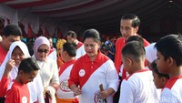 Jokowi diperlihatkan tingkah anak-anak yang memamerkan permainan anak. Mulai dari permainan petak umpet, tarik tambang, dan ada juga anak-anak yang bermain tarik kulit pohon (Foto: Foto: Laily Rachev - Biro Pers Setpres)