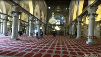 Interior dalam Masjid Al Aqsa dengan sajadah berwarna merah (Foto: Erwin Dariyanto/detikcom)