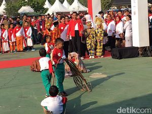 Jokowi Diajak Main Ular Tangga pada Peringatan Hari Anak di Riau