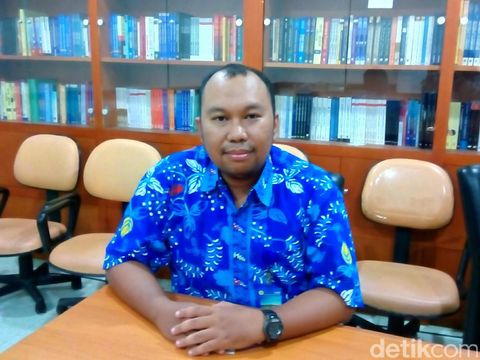 Sebagai ahli mikrobiologi, dr Lulung uniknya menyukai dunia politik.