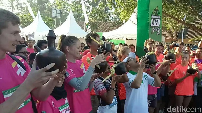 Minum Air Kendi Dulu sebelum Ikut Banyuwangi Ijen Green Run Minum Air Kendi Dulu sebelum Ikut Banyuwangi Ijen Green Run