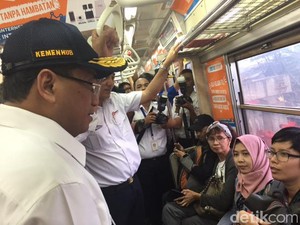 Naik KRL, Menhub Dicurhati Penumpang soal Lamanya Antrean Kereta