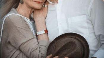 Seperti Carl dan Ellie Fredricksen di film animasi Up, pasangan lansia ini membuat kagum sekaligus terharu netizen yang melihat kemesraan keduanya. Foto: Irina Nedyalkova via Bored Panda