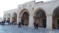 Umat Islam menjadikan Masjidil Aqsa sebagai kiblat salat hingga 17 bulan setelah Nabi Muhammad hijrah ke Madinah. Sejak itu kemudian kiblat salat adalah Kabah di dalam Masjidil Haram, Makkah, sampai sekarang (Erwin Dariyanto/detikTravel)