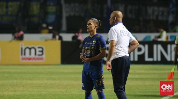 Herrie Setyawan saat menangani Persib di Liga 1 2017. (