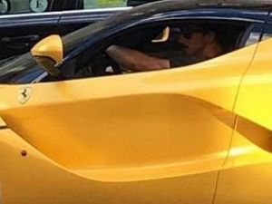 Zlatan Ibrahimovic Jalan-jalan Naik Ferrari