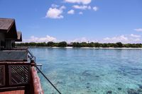  Airnya jernih dengan suasana tenang (pom pom island resort) watervilla