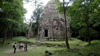 Kuil Sambor Prei Kuk terletak di 206 Km sebelah utara dari Phnom Penh. Kuil ini merupakan peninggalan Kekaisaran Chenla. UNESCO mengkategorikan kuil ini ke dalam temple in the richness of the forest (Samrang Pring/ REUTERS)