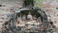 Ukiran lainnya terdapat pada dinding candi. Nampaknya ini adalah beberapa wajah kaisar yang pernah memimpin. Tapi sayangnya, relief ini sudah dimakan usia dan tidak begitu jelas (Samrang Pring/ REUTERS)