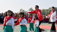 Presiden Jokowi dan Ibu Negara Iriana Jokowi disambut anak-anak yang berpakaian polisi hingga pakaian adat. Jokowi menyalami mereka satu per satu. (Foto: Foto: Laily Rachev - Biro Pers Setpres)