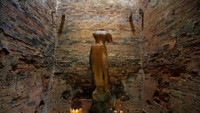 Figur religius lainnya yang terdapat di dalam kuil. Figur tanpa kepala ini menyembunyikan banyak misteri. Dimana kepalanya? (Samrang Pring/ REUTERS)