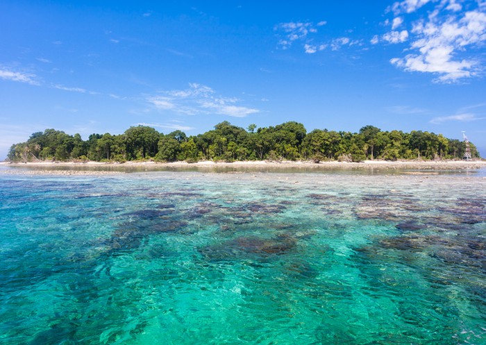 Turquoise ocean water and Idyllic tropical island of Sipadan in Sabah, Malaysia.