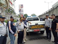 Jalan Grogol Jakarta Barat Disisir, Ratusan Paku Terjaring