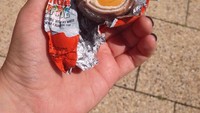Mainan dalam Kinder Surprise ini nampak terbungkus dua lapis cokelat. Jarang-jarang ada yang seperti ini. (Foto: Bored Panda)