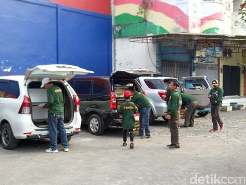 Satpol PP dan Pemuda Panca Marga ajak anak jalanan baca buku/