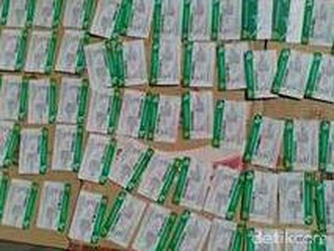 Ratusan kartu KIS ditemukan di sungai/