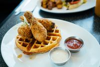 <i>Fried Chicken</i> Makin Nikmat Disantap dengan Salad hingga Waffle