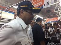 Naik KRL, Menhub Dicurhati Penumpang soal Lamanya Antrean Kereta
