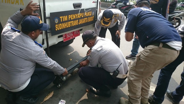Jalan Grogol Jakarta Barat Disisir, Ratusan Paku Terjaring Jalan Grogol Jakarta Barat Disisir, Ratusan Paku Terjaring