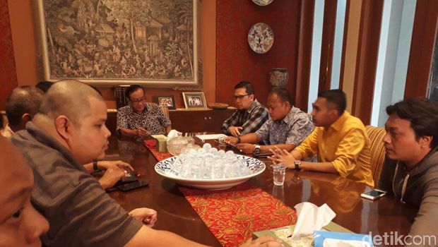 Novanto Tak Mundur, Generasi Muda Golkar Mengadu ke Akbar Tandjung