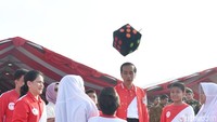 Ada juga permainan ular tangga. Saat dihampiri Jokowi, anak-anak melempar dadu dan meminta Jokowi untuk memainkan ular tangga tersebut. Jokowi terlihat memainkan permainan itu beberapa langkah. (Foto: Foto: Laily Rachev - Biro Pers Setpres)