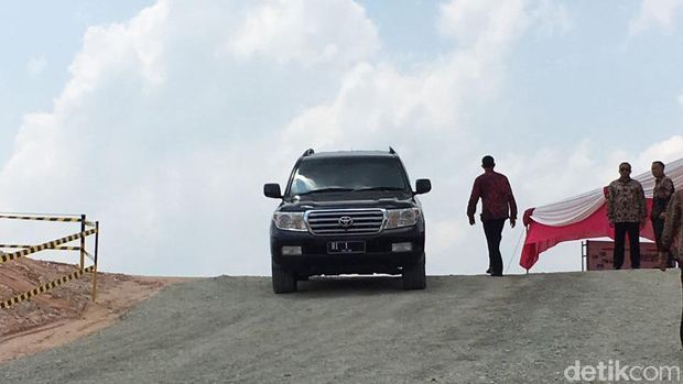 Jokowi Jajal Tol Pekanbaru - Dumai