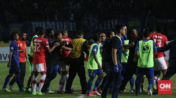 Duel Persib vs Persija musim lalu sempat mengalami keributan antarpemain.