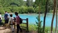 Bertepatan musim semi, para pelancong menikmati ketenangan air biru berkilau terang di area kolam yang sekelilingnya diapit pepohonan rimbun (Baban/detikTravel)