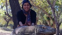 Gaya Menteri Keuangan Sri Mulyani saat liburan di Labuan Bajo. Foto: Istimewa