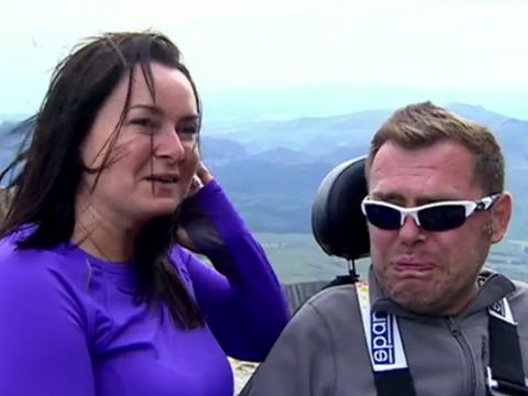 Jason dan istrinya berhasil mendaki gunung Snowdon.