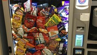 Sepertinya pembeli vending machine ini sedang dapat keberuntungan besar. Lihat saja, karena error semua isian vending machine berjejal keluar. (Foto: Bored Panda)