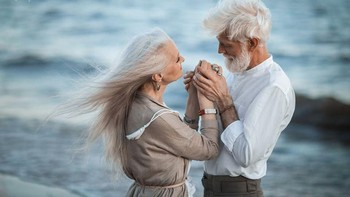 Tak hanya memuji Irina yang sukses memotret kemesraan pasangan lansia ini dengan indah, pujian juga banyak dialamatkan kepada kakek dan nenek yang menjadi objek foto tersebut. Foto: Irina Nedyalkova via Bored Panda