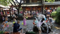 Liburan musim panas di China juga bertepatan dengan liburan sekolah. Mereka asyik bermain dan juga siram-siraman air. Seru sekali melihatnya (Wahyu/detikTravel)