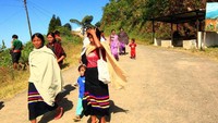 Para wanita mengenakan pakaian tradisional Nagaland. Mereka baru pulang dari gereja. Coraknya unik ya! (Neelima Vallangi/BBC)