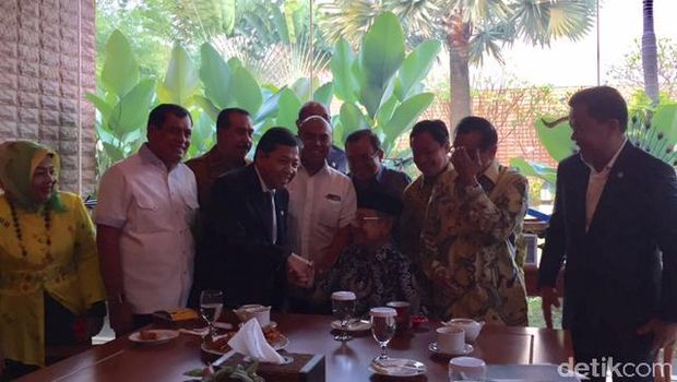 Ketum Golkar Setya Novanto ketemu BJ Habibie bahas status tersangka