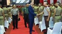 Jokowi menghadiri acara pembekalan kepada calon perwira remaja (Capaja) akademi TNI dan Polri 2017 di GOR Ahmad Yani, Mabes TNI, Cilangkap, Jakarta Timur, Senin (24/7/2017). Pool/Puspen TNI.