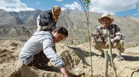 Penduduk setempat mengatakan bahwa itu satu-satunya tempat di dunia di mana seorang pria, yang duduk di bawah sinar matahari dengan kaki di tempat teduh, dapat menderita sengatan matahari dan dingin pada saat bersamaan.