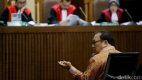 Pengusaha impor daging Basuki Hariman membantah menjanjikan Rp 2 miliar kepada Patrialis Akbar terkait uji materi UU Peternakan dan Kesehatan Hewan di MK. Basuki mengaku uang tersebut disediakan untuk kepentingannya sendiri.