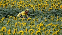 Berkat kemenangannya di Tour de France, Froome berhak membawa pulang hadiah 500 ribu euro (sekitar Rp 7,7 miliar). Foto: REUTERS/Christian Hartmann