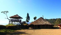 Rumah Suku Konyak masih bersifat tradisional, terbuat dari bambu. Mereka berburu di India, dan tidur di Myanmar. Keren! (Neelima Vallangi/BBC)
