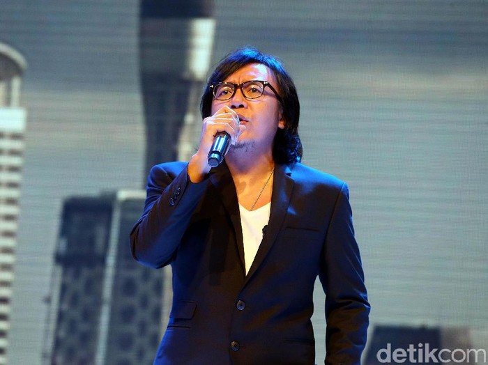 Ari Lasso di acara pengenalan Small MPV Mitsubishi