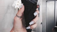 Kalau bosan es krim berwarna imut, es krim gothic ini patut dicicip. Tampilannya hitam legam karena dibuat dari charcoal atau arang aktif. (Foto: Istimewa)