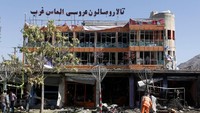 Usai kejadian itu, kepolisian menutup lokasi kejadian yang berada di dekat rumah wakil kepala pemerintahan Mohammad Mohaqiq, yang berada di kawasan yang banyak dihuni warga Syiah Hazara/Reuters 