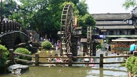 Kawasan Kota Tua Huanglongxi memang dikenal dengan kanal-kanal buatannya. Kanal dan sungai buatan ini pun jadi sasaran bagi traveler yang ingin sedikit meredam hawa musim panas yang cukup menyengat (Wahyu/detikTravel)
